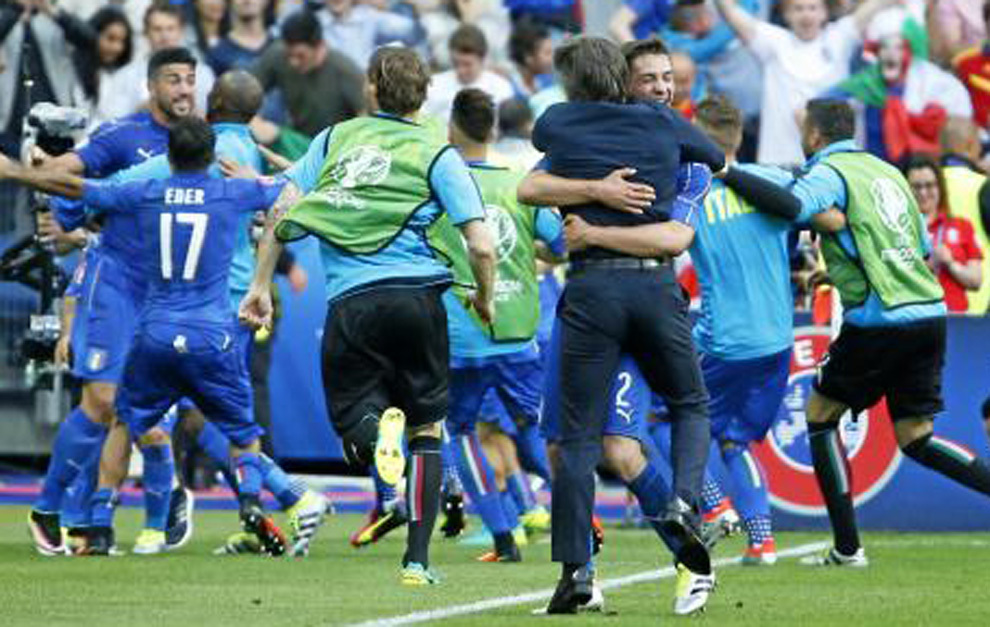 Pell y Eder se abrazan tras el segundo gol ante Espaa.