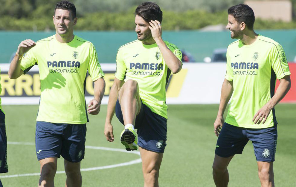 Bonera, a la izquierda, en un entrenamiento junto a Pato y Musacchio