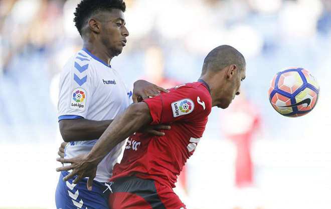 El Cata Daz pugna con Lozano, jugador del Tenerife.
