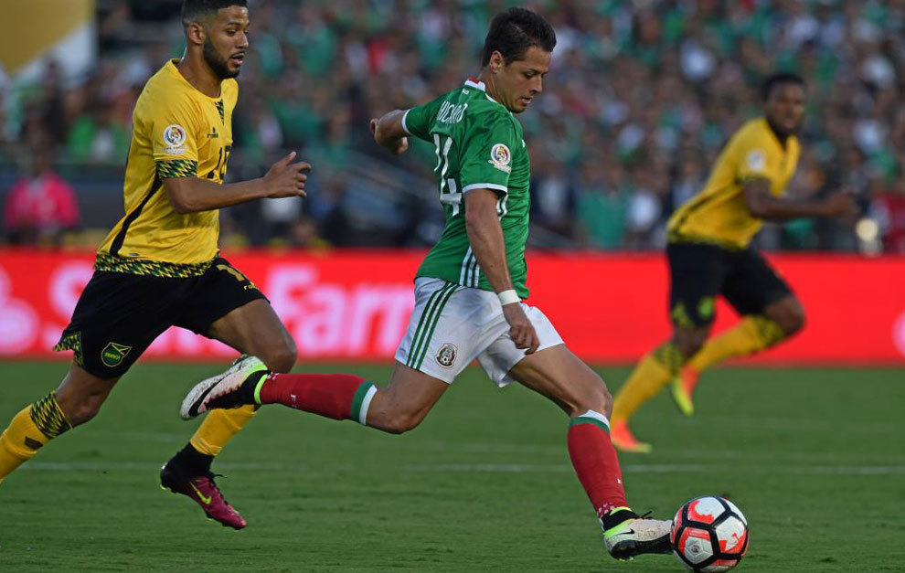 Chicharito lanza a portera en un duelo de la Copa Amrica.