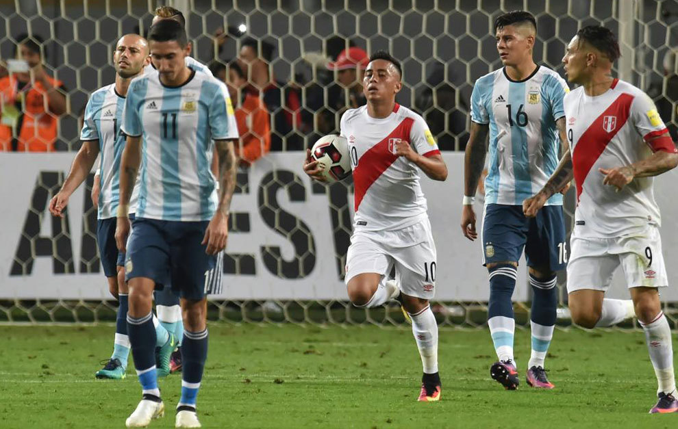 Los jugadores de Argentina, hundidos tras el empate de Per.