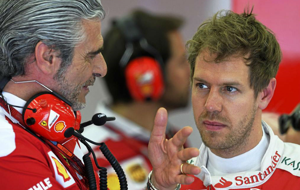 Maurizio Arrivaben charla con Sebastian Vettel en un gran premio de...