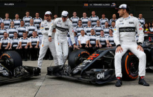 Momento en el que Alonso empuja a Vandoorne al coche de Button