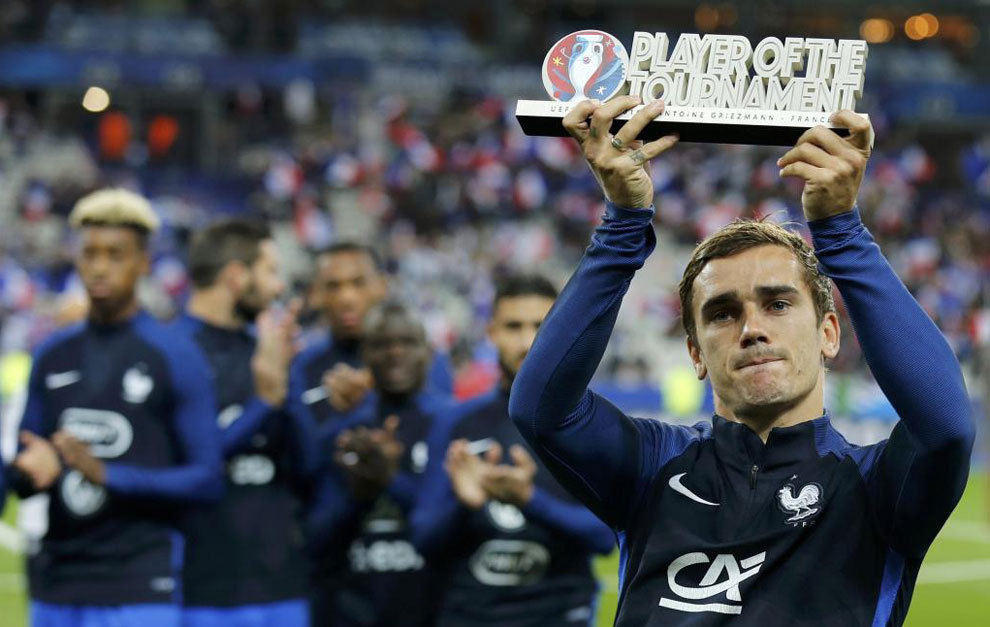 Griezmann Shows Off Euro 2016 Best Player Award To Home Crowd MARCA 