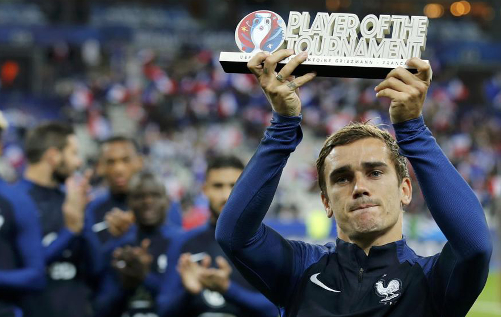 Griezmann presented with Euro 2016s best player award