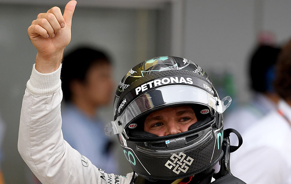 Nico Rosberg saluda al pblico tras la calificacin