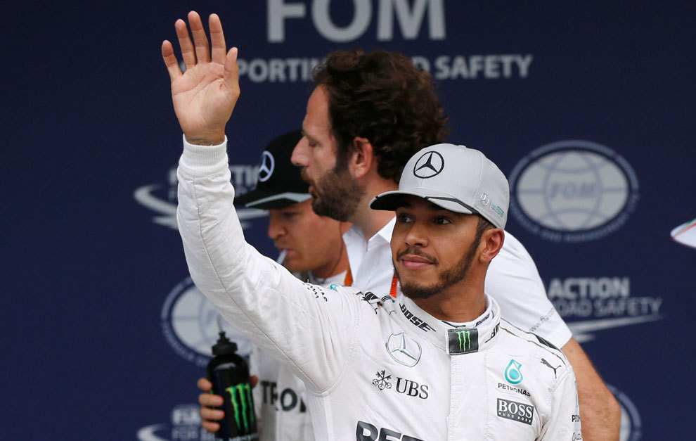 Lewis Hamilton saluda a los fans