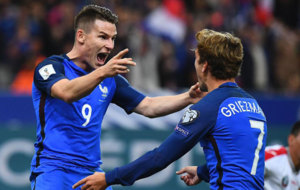 Gameiro y Griezmann celebran uno de los goles de Francia