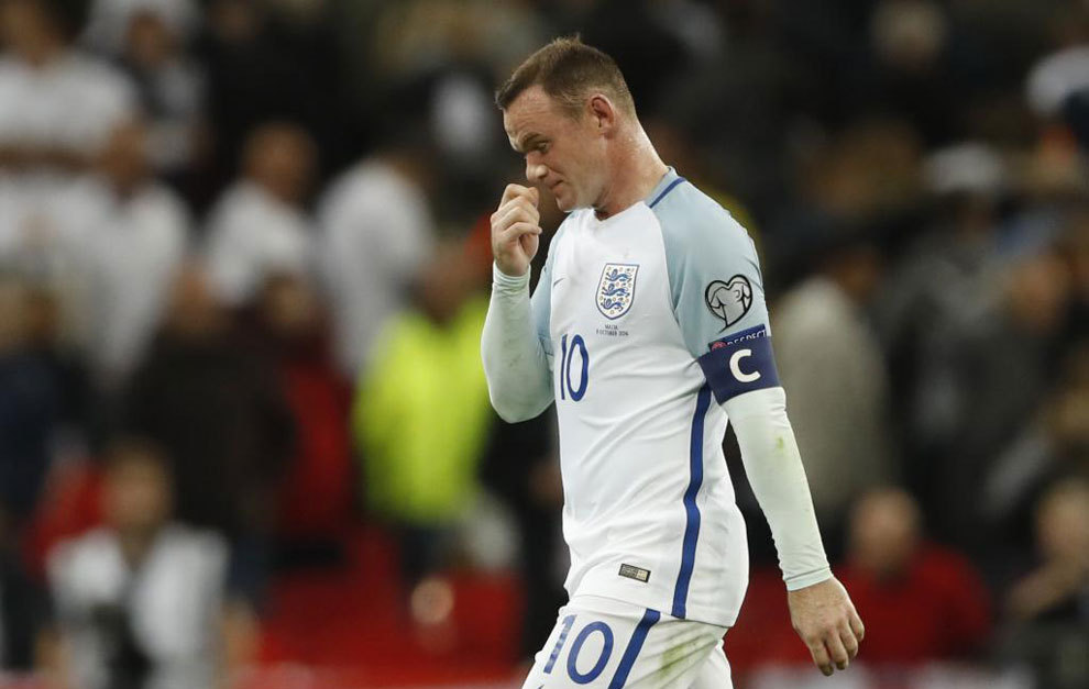 Rooney se lamenta durante el Inglaterra-Malta.