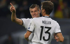 Kroos celebra con Mller su gol a la Repblica Checa.