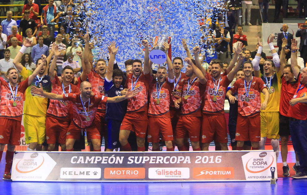 Los jugadores de ElPozo celebran su triunfo en la Supercopa.