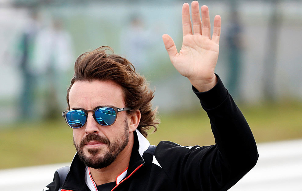 Alonso saluda en el desfile de pilotos previo a la carrera