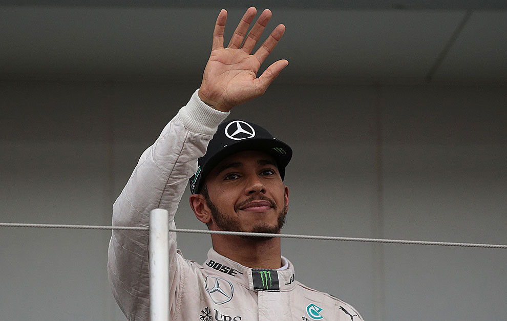 Hamilton saluda desde el podio con gesto serio