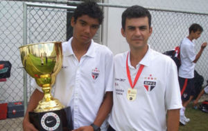 Casemiro sujeta un trofeo conquistado con el Sao Paulo junto a Bruno...