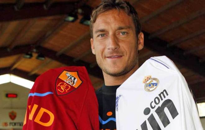Francesco Totti, con las camisetas de Roma y Real Madrid en una...