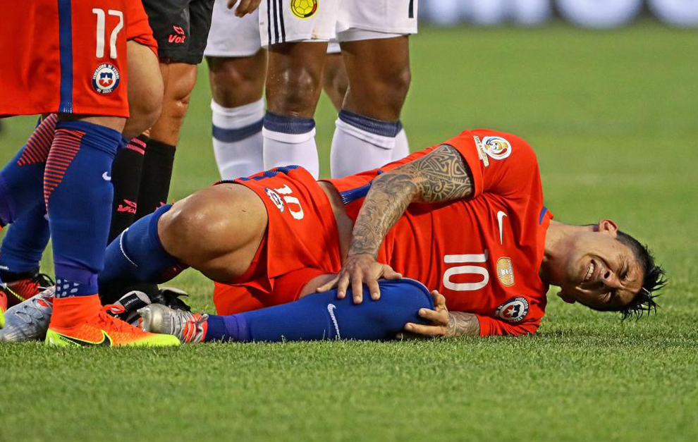 Pablo Hernndez retorcindose de dolor durante un partido con la...