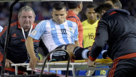 Agero se marcha en camillas durante un partido de Argentina.