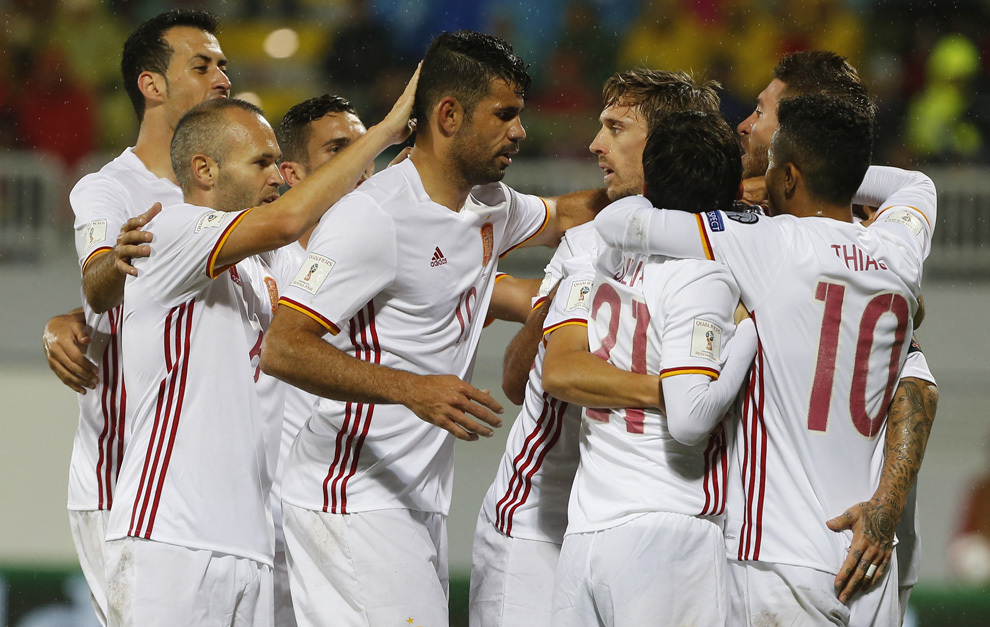 Los jugadores felicitan a Diego Costa por el gol.