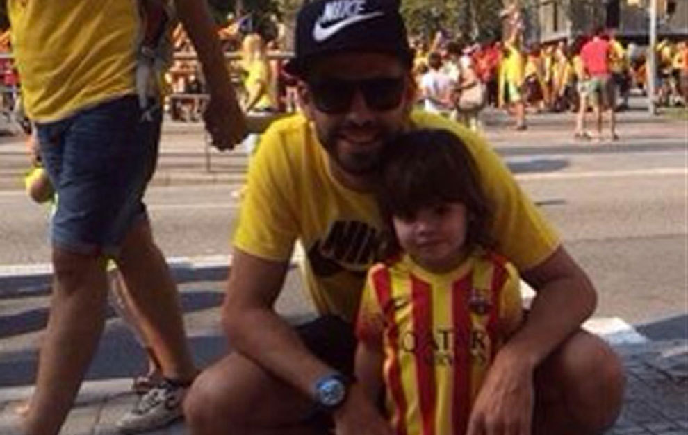 Gerard Piqué con su hijo Milan en la Diada 2014: @3gerardpique.