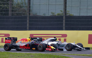 Hamilton y Verstappen en plena lucha por la segunda plaza