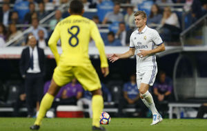 Kroos conduce el baln durante un partido ante el Villarreal.