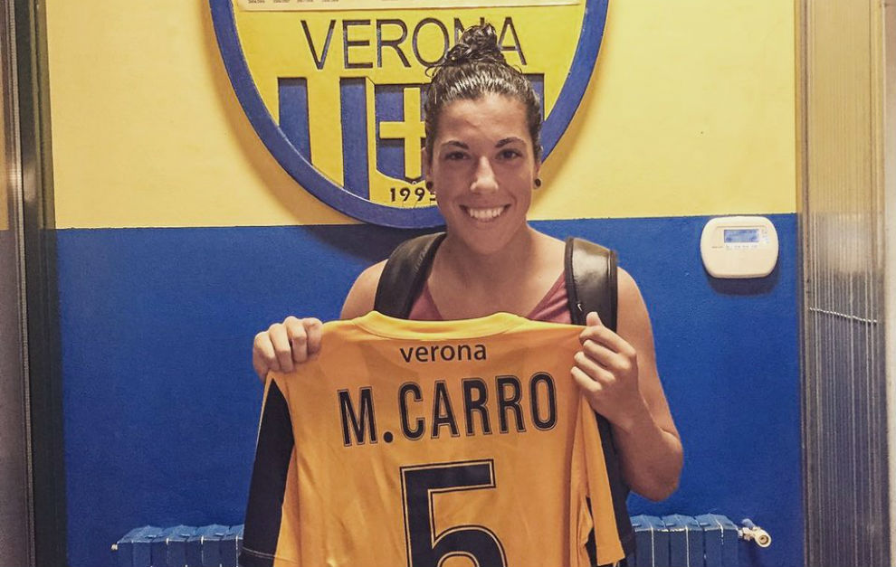 Marta Carro posa con la camiseta del Verona en su presentacin.