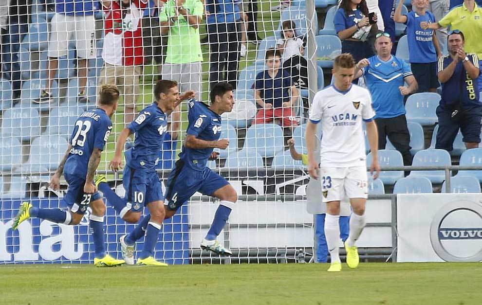 Faurlin celebra con Stefan y lvaro el segundo gol del Getafe