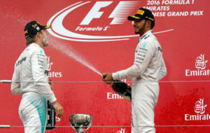 Hamilton empapa a Rosberg con champn en el podio de Suzuka.