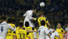 Bale (27) cabecea un baln en el partido ante el Dortmund