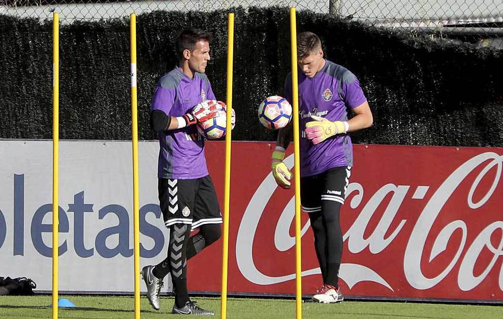 Pau Torres e Isaac Becerra, durante un entrenamiento en Valladolid