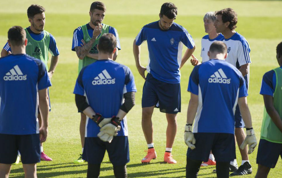 Luis Milla da instrucciones a sus futbolistas antes de la sesin.