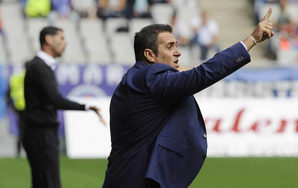 Sandoval hace gestos en el Carlos Tartiere con Fernando Hierro al...