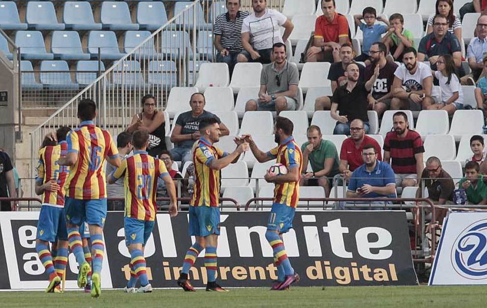 Los jugadores del Levante celebran el primer gol ante el Almera