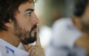 Fernando Alonso, pensativo en el garaje de McLaren Honda.