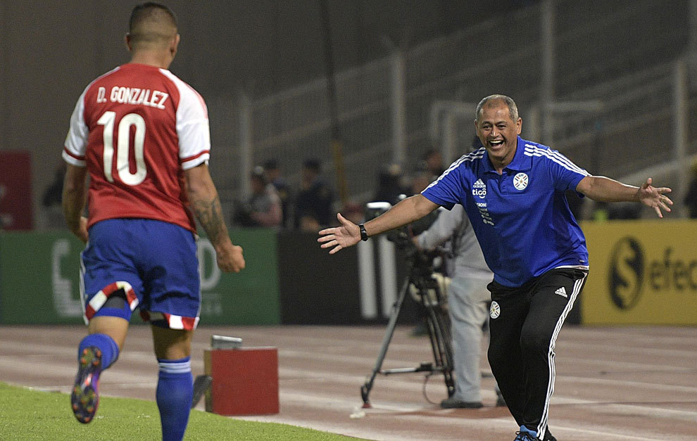 Arce celebra el gol de Paraguay junto a su autor, Derlis Gonzlez.