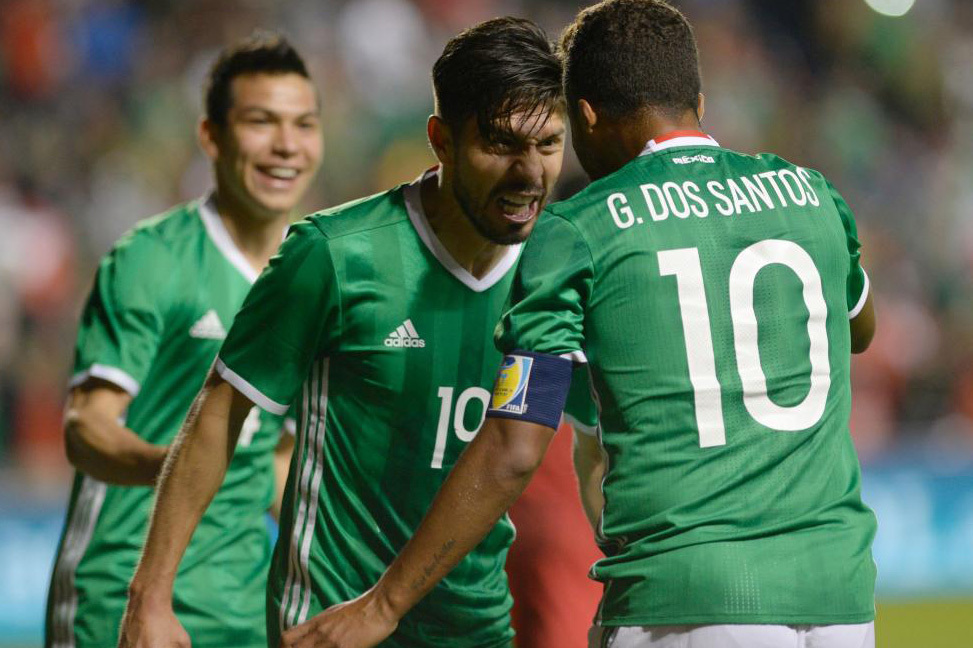 Oribe Peralta celebrando el gol junto a Giovani Dos Santos