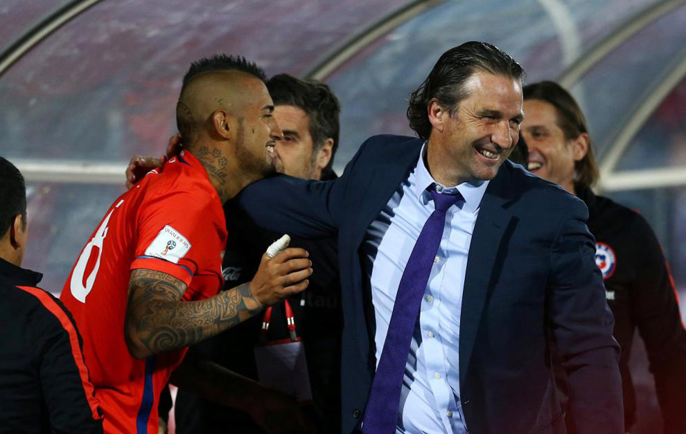 Pizzi celebrando la victoria junto Arturo Vidal