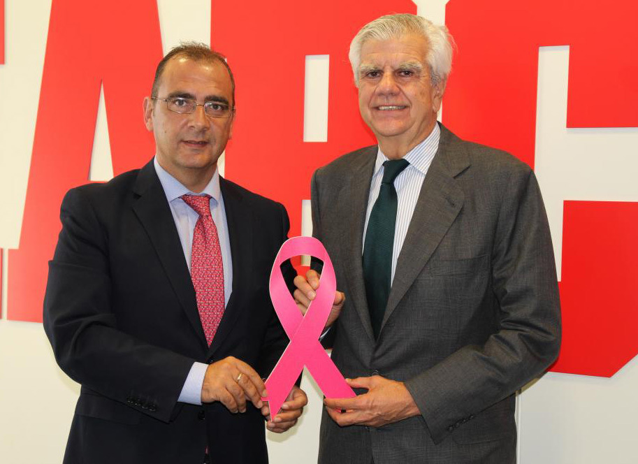 Juan Gallardo e Ignacio Muoz, director de AECC, tras firmar el...