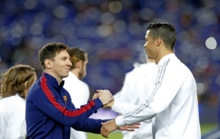 Messi y Cristiano se saludan antes del inicio del Clsico.
