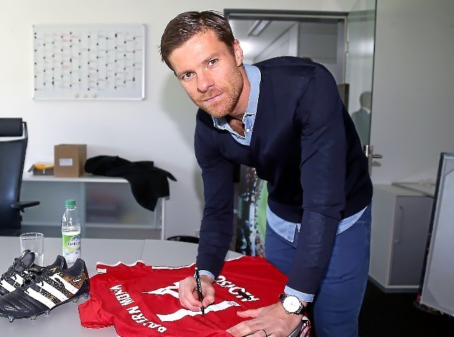 Xabi Alonso con su camiseta firmada del Bayern de Mnich