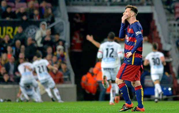 Messi lamenta un gol encajado ante el Deportivo la temporada pasada en...