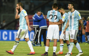 Los jugadores argentinos se retiran cabizbajos tras la derrota ante...