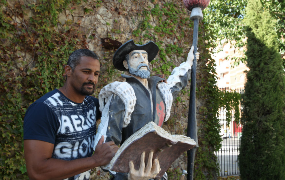 Didier Dinart, junto a una estatu de Don Quijote.