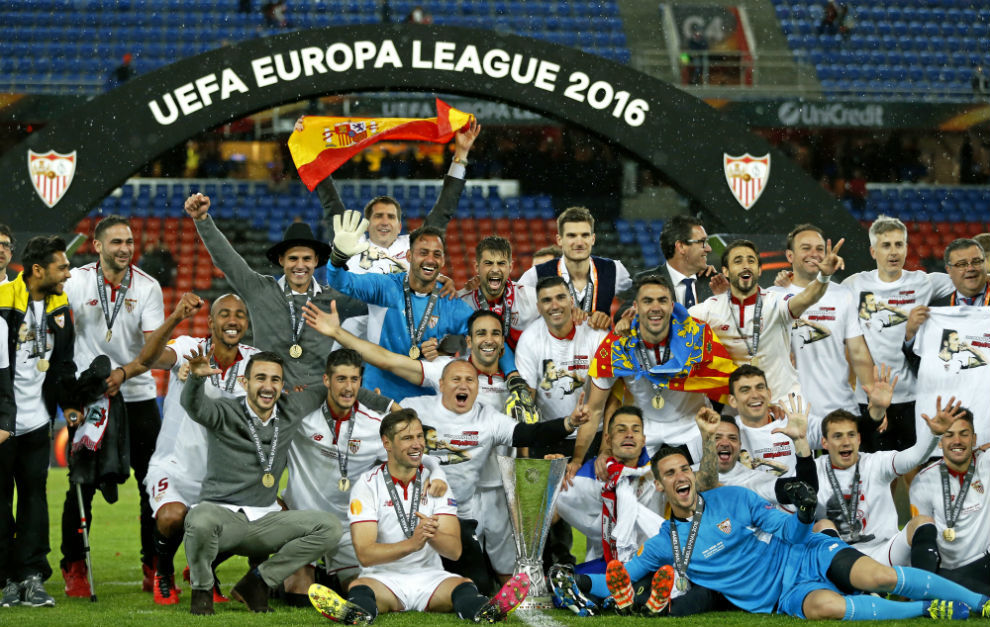 Los jugadores del Sevilla celebran el quinto ttulo de la UEFA en...