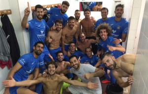Los jugadores del Formentera posan en el vestuario tras ganar al...