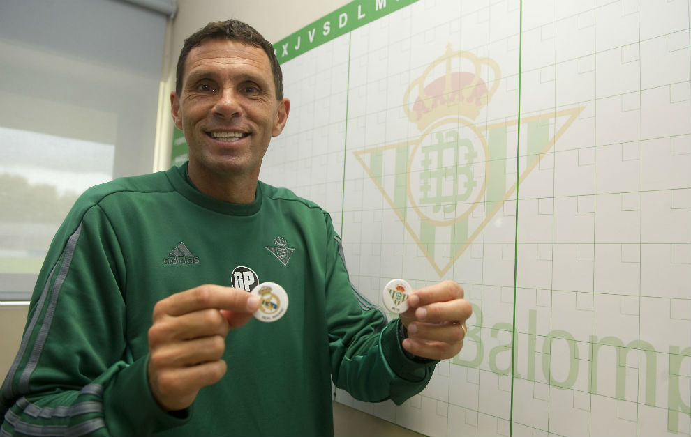 Poyet posa para MARCA con los escudos del Betis y el Real Madrid