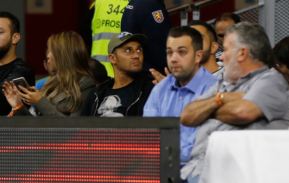 Keylor Navas presenciando a pie de pista el Real Madrid vs. Olympiacos...