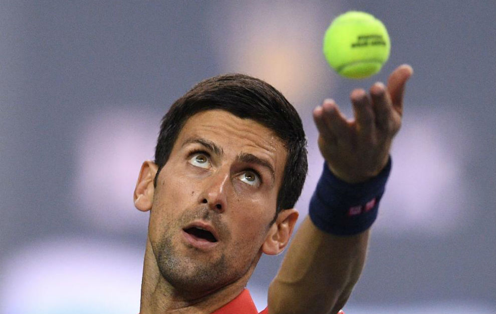 Djokovic observa la pelota