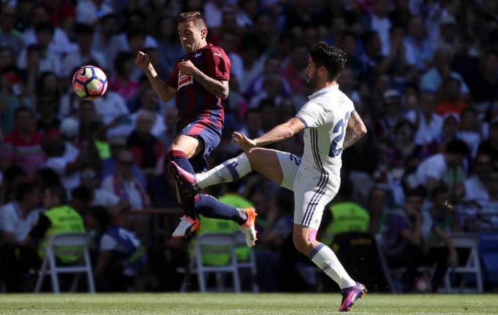 Rubn Pea pugna por una pelota con Isco en el Real Madrid 1-1...