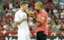 Kroos y Guardiola charlan tras un partido del pasado verano.